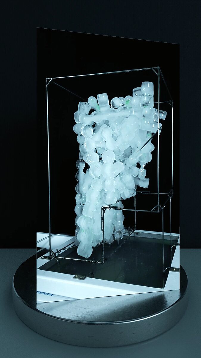 Entropische sculptuur nr. 2 — videostill van een ijsstructuur op metalen armatuur in een transparante kubus, getoond op een draaiende 3D-kubusopstelling.