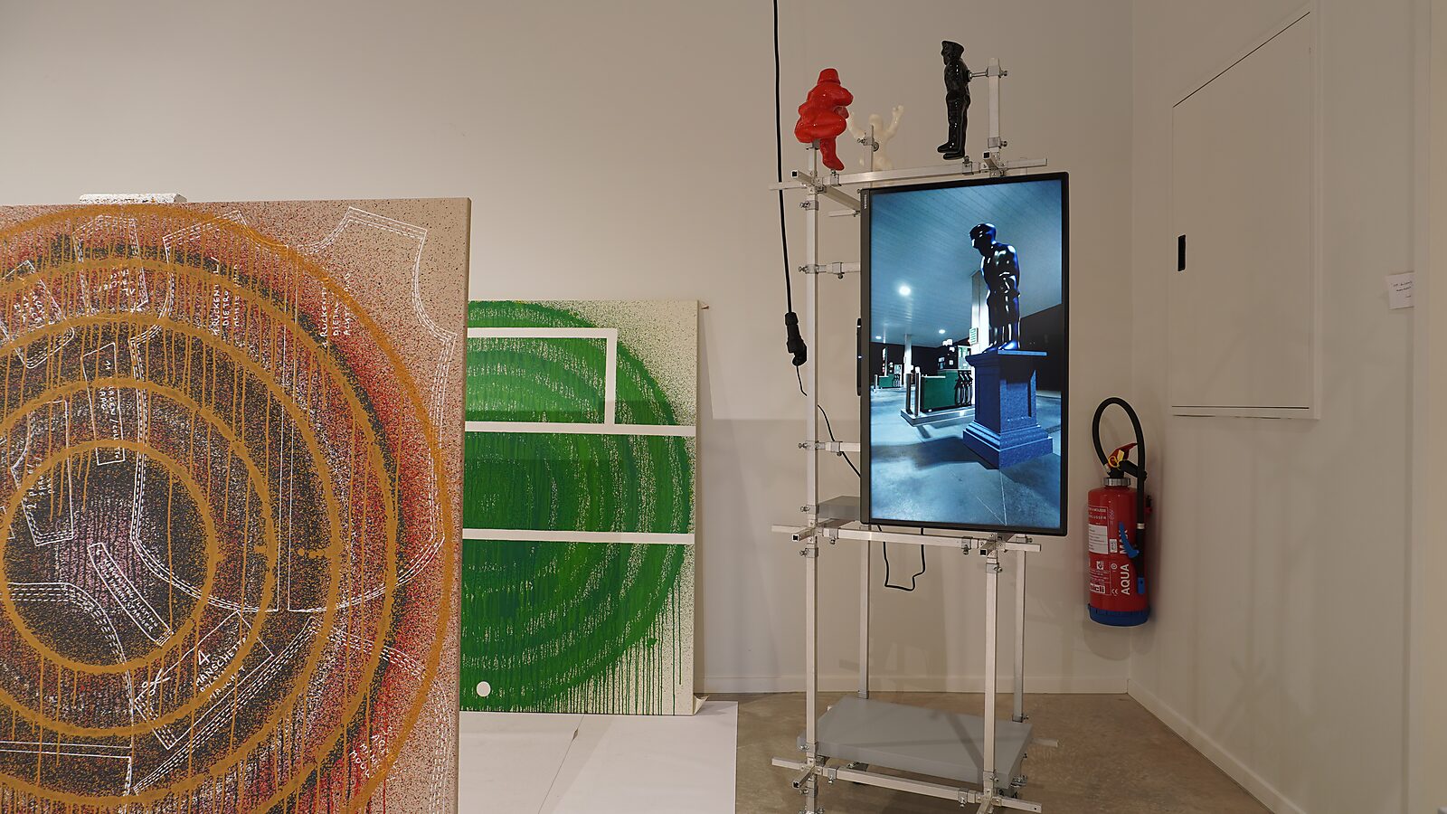 Choose and Change — Transformation Studio no. 1: paintings and a video screen integrated into a modular aluminium frame with sculptural figures on top.