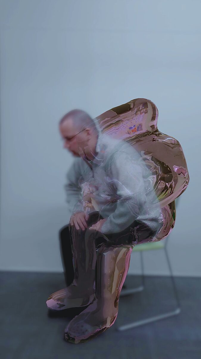 Elke beweging creëert een vorm nr.3 — videostill van een zittende figuur waarbij beweging zich verdicht tot een transparante sculpturale massa rond het lichaam, alsof tijd tijdelijk materie wordt.
