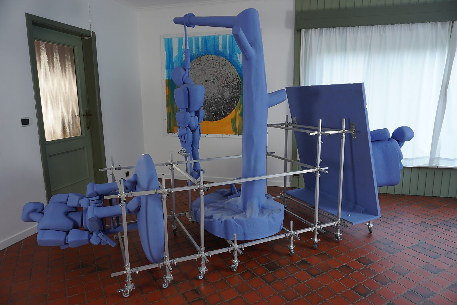 Robot in ontkenning — installatie met drie robotsculpturen verbonden via een modulair aluminium constructiesysteem, waardoor de afzonderlijke beelden functioneren als één variabele sculpturale configuratie tussen stabiliteit en transformatie.