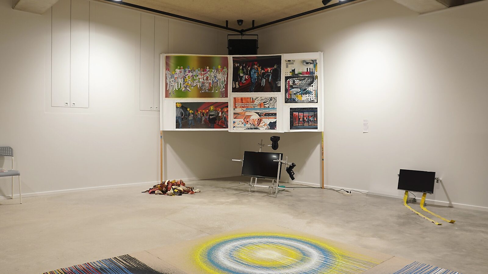 Transformatiestudio nr.1: warm of koud: Tentoonstellingszicht met spandoek van schilderijen, CC De Adelberg, Lommel, 2024.