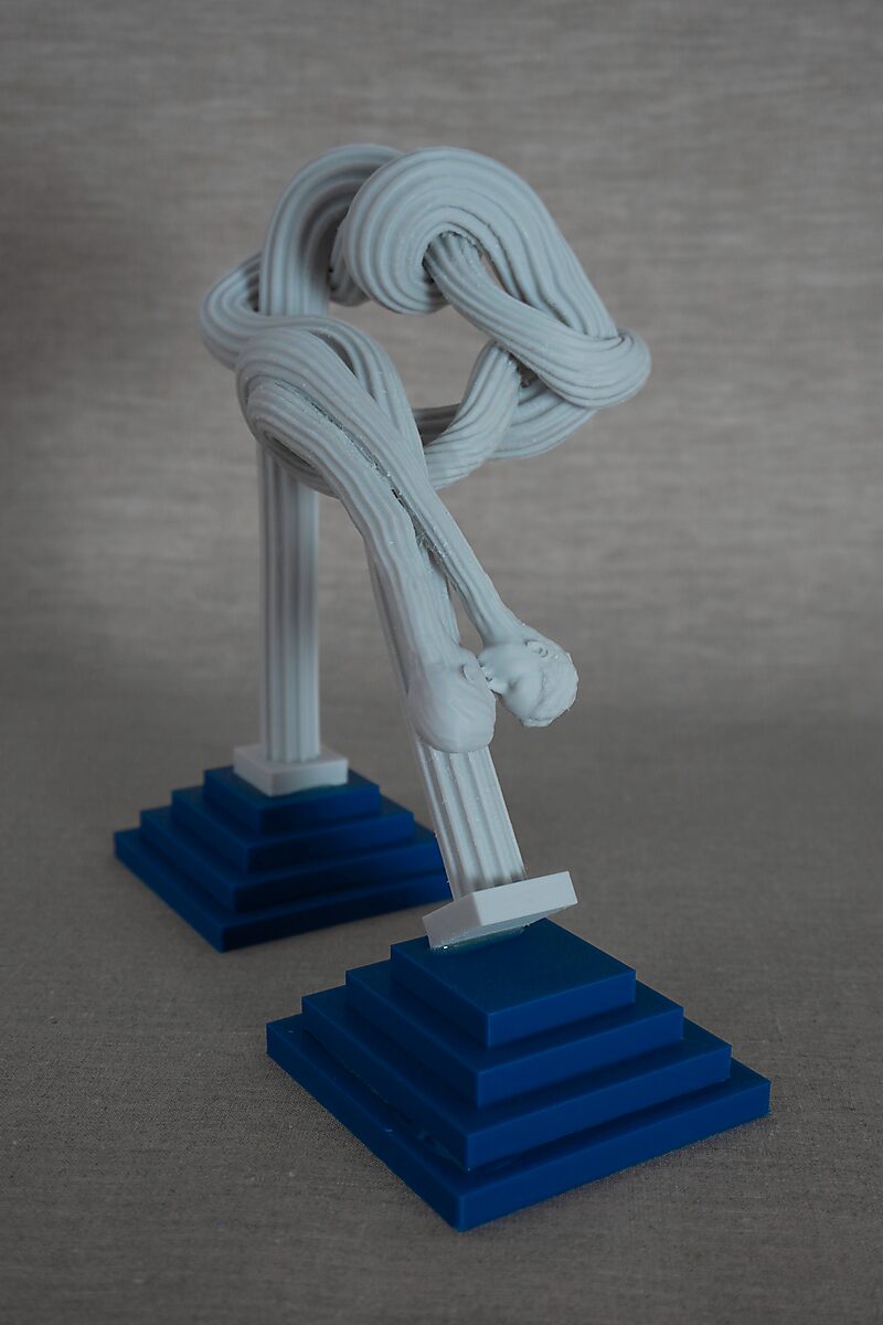 De zuilen van Ovidius — Cadmus — 3D-geprinte sculptuur met twee zuilen verbonden door een geknoopte, ribbelige vorm, geplaatst op blauwe sokkels.