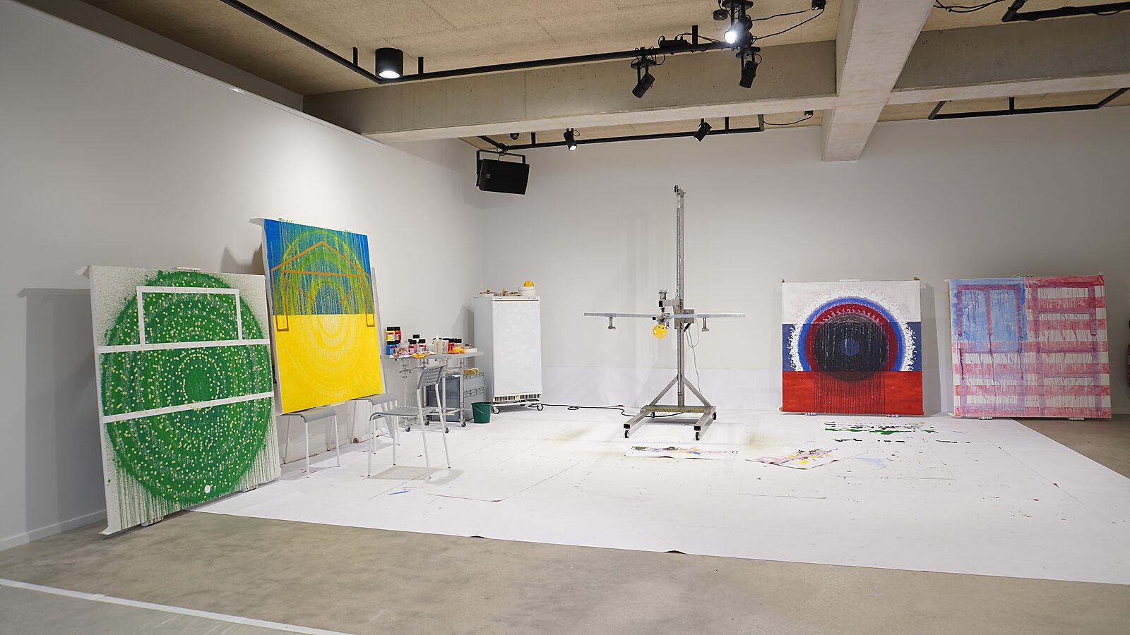 Melting Targets No. 4 — overview of the live working space with installation and several canvases from the project, Transformation Studio No. 1: warm or cold, CC De Adelberg, Lommel.