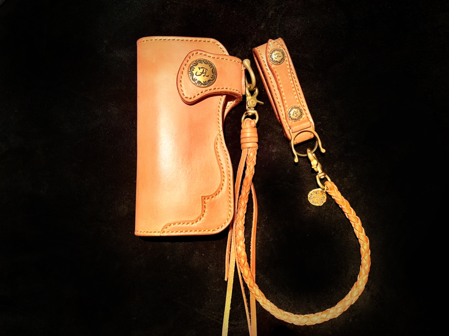 Flat Leather　昭南皮革の極厚革バイカーズウォレット  極厚の最高級ヌメ革を贅沢に使ったシンプルかつ定番デザインのロングウォレット。  定番なデザインだからこそ各所に強い拘りを持ち、思考・試作を繰り返し完成したウォレット。（ロープ・ホルダーは別売り）