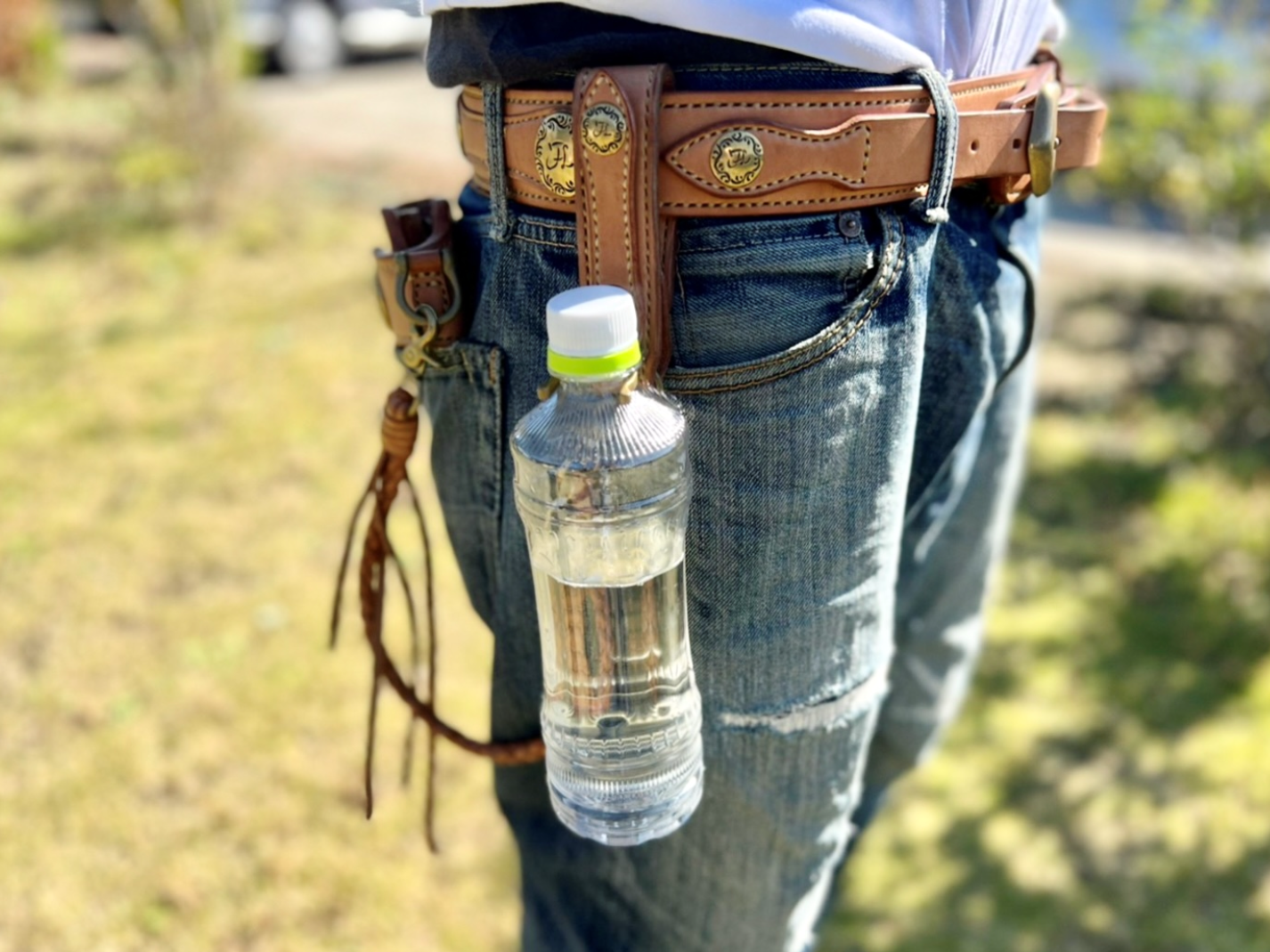 ③ボトルホルダーとして　バイクの本体にボトルホルダーは付けたくない！市販のカラビナ付きボトルホルダーでは物足りない！そんな思いを持っていた人も多いはず。