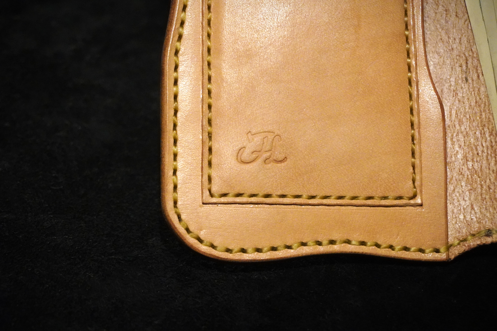 カード入れ下部にはFlat Leather のロゴを刻印。
