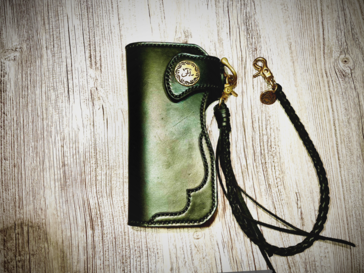 Blackは他のFlat Leather製品同様、丘染めという染色で経年変化による茶芯を楽しめる。