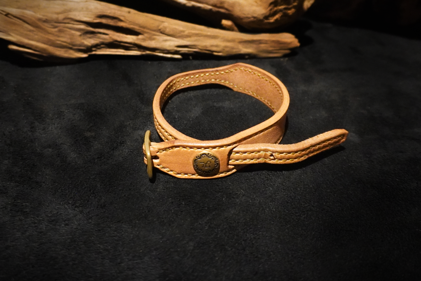 実は一枚革で作成しているのでステッチは単なる飾りです、他のFlat Leatherアイテムとの統一感を持たせています。（ステッチ無も承ります。）