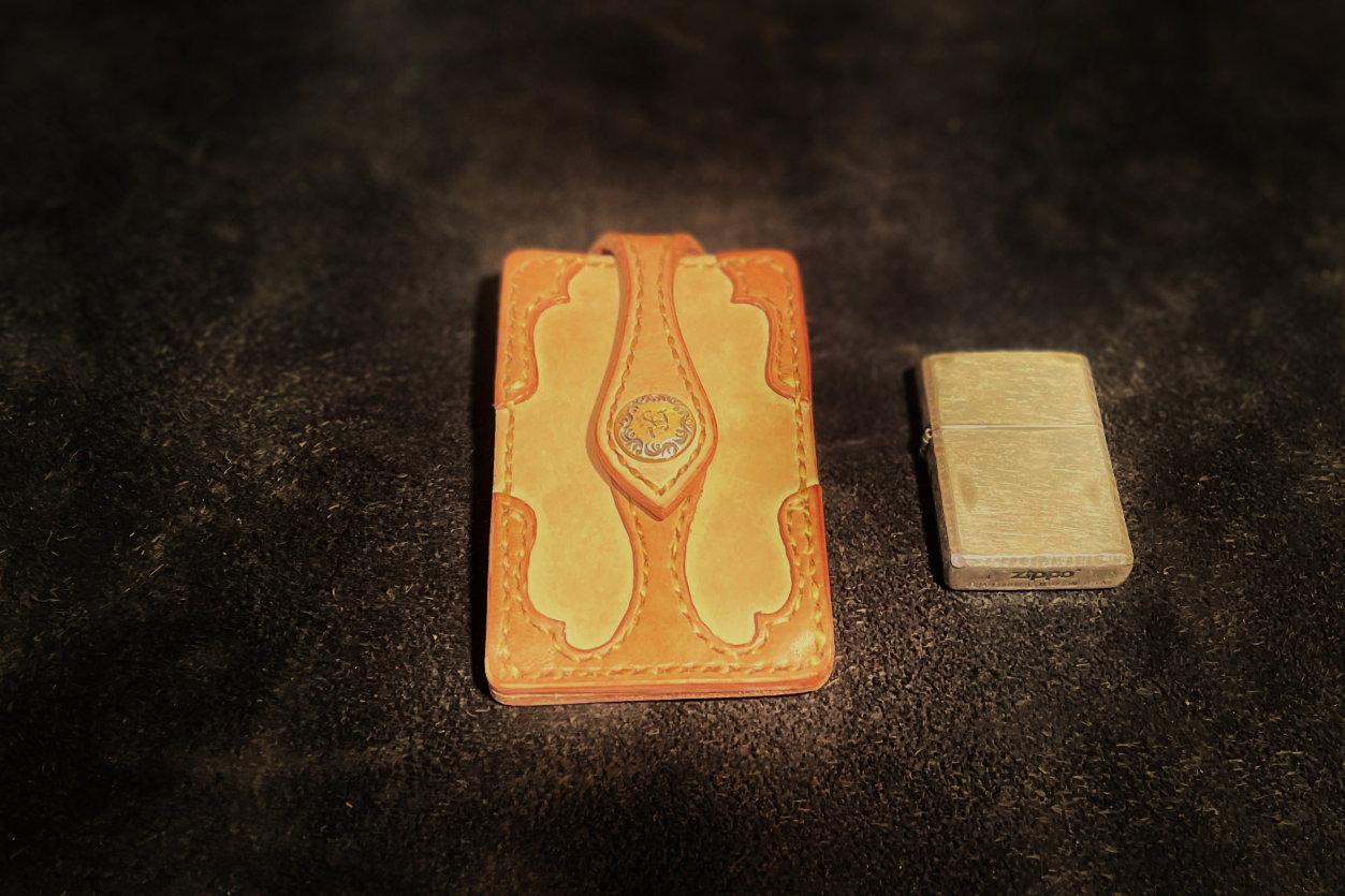 Flat Leatherのミニマムウォレットは他ブランドとは全く異なります。サイズはカードとほぼ同サイズ。Zippoライターと並べても御覧の通りのサイズ。