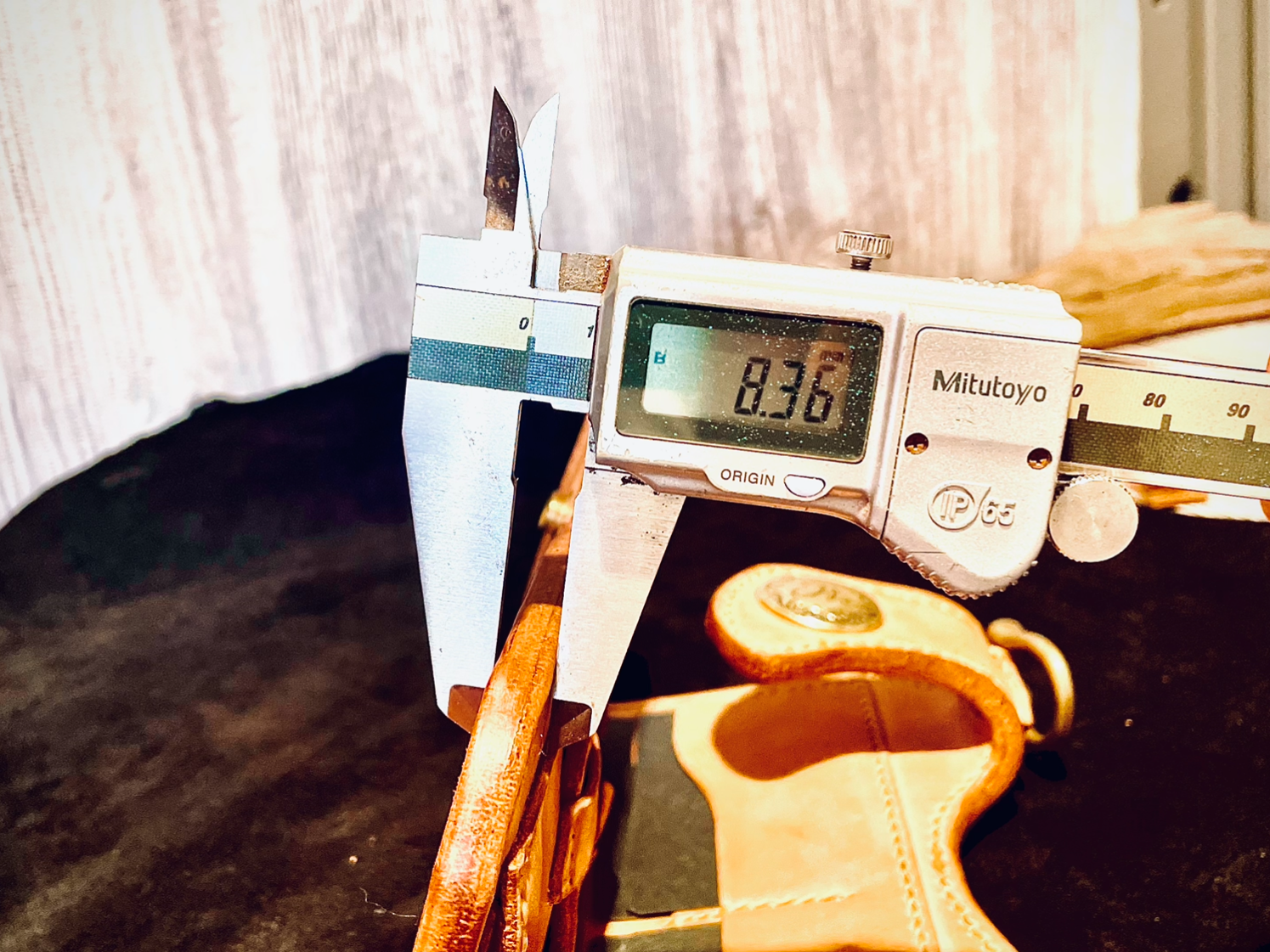 極厚革を使用している為、最厚の部分では８㎜以上となります。