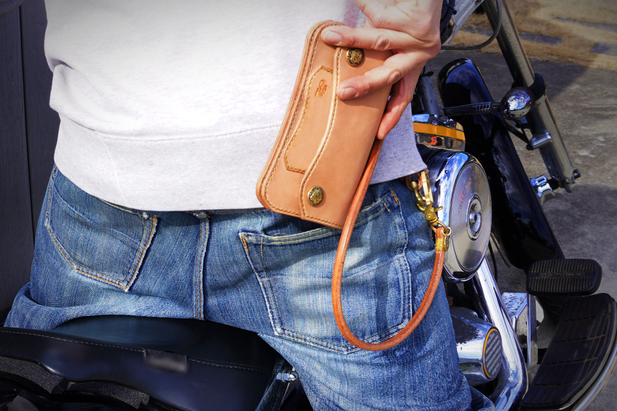 厚みとサイズを抑えながらも極厚革を使用。堅牢な造りはまさにバイカーの為のウォレット。
