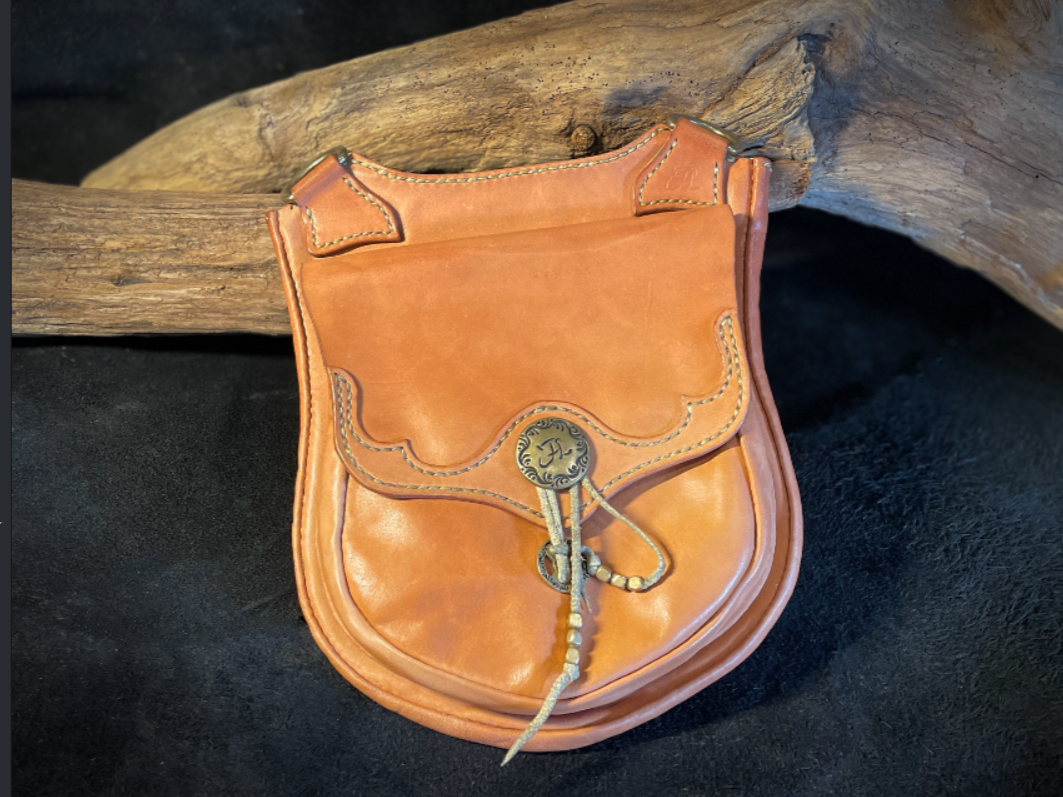 ハードすぎる雰囲気になりがちなメディスンバッグですが、Flat Leatherでは曲線を意識し、柔らかなフォルムになるようにと意識してデザイン。