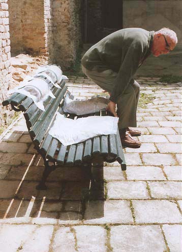 Besucher / visitors trying the bench