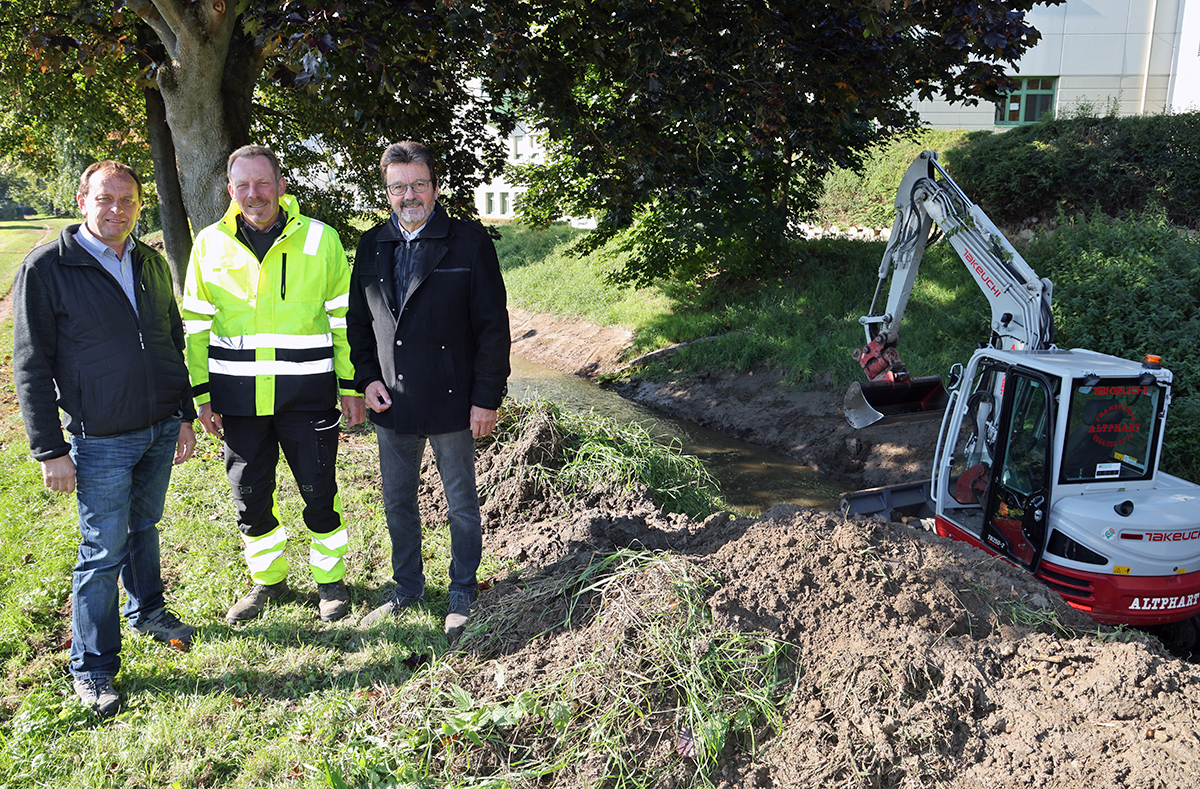 Altbach von Schlamm, Sand und Geröll befreit