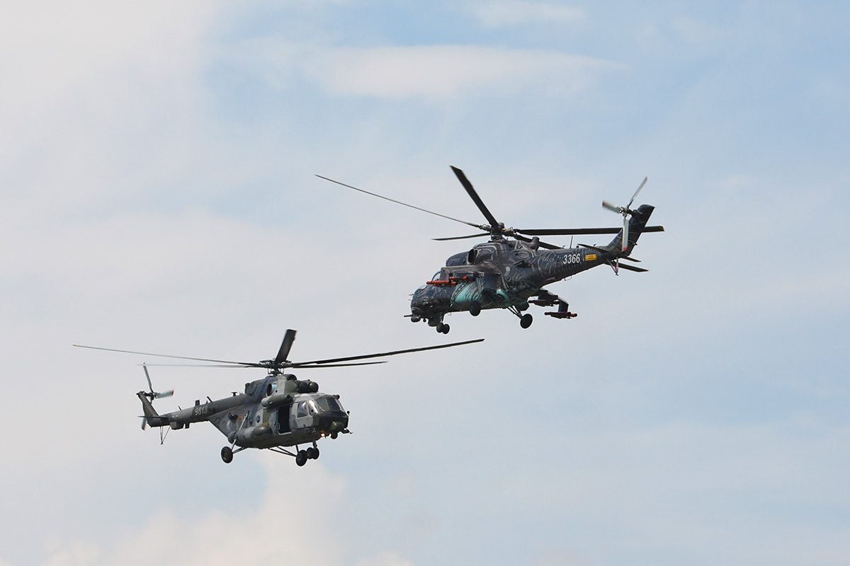 Hubschrauberpiloten des Bundesheeres trainieren Flugmanöver