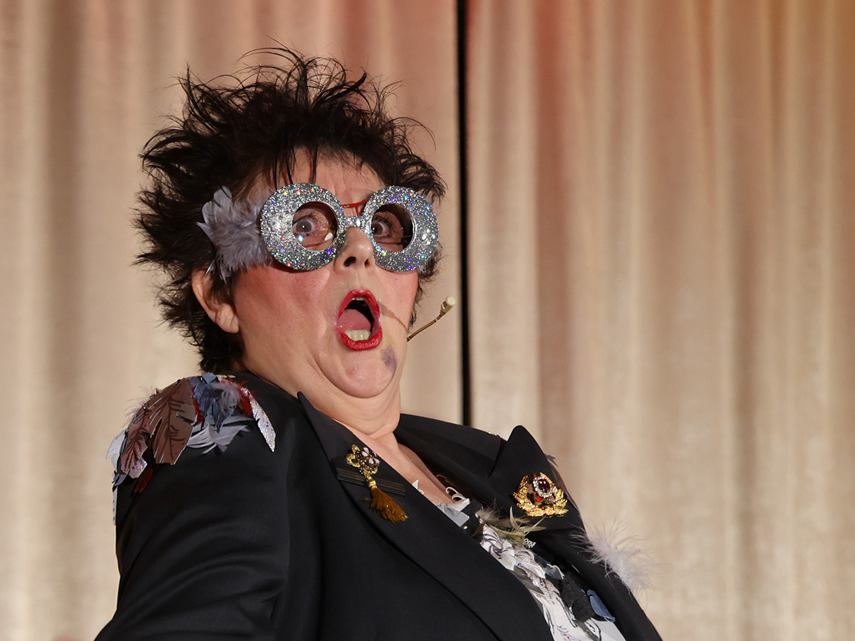 Großartiges Kabarett mit einer Friedenstaube