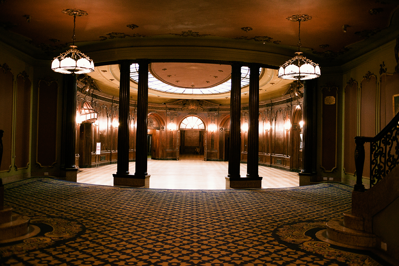 LOS ANGELES THEATER combien de stars se sont re poudrée le nez devant ces miroirs, combien ont glisser sur la ball room une coupe de champagne 🥂à la main collés serrés , combien, se sont embrassés? Célébrez ce golgen âge Hollywood.