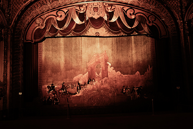 PALACE THEATERPalace theater... une autre ambiance construit au début des années 1911, avec sa scène et son lourd rideau de velours peint d’une image romanesque de Paris... 