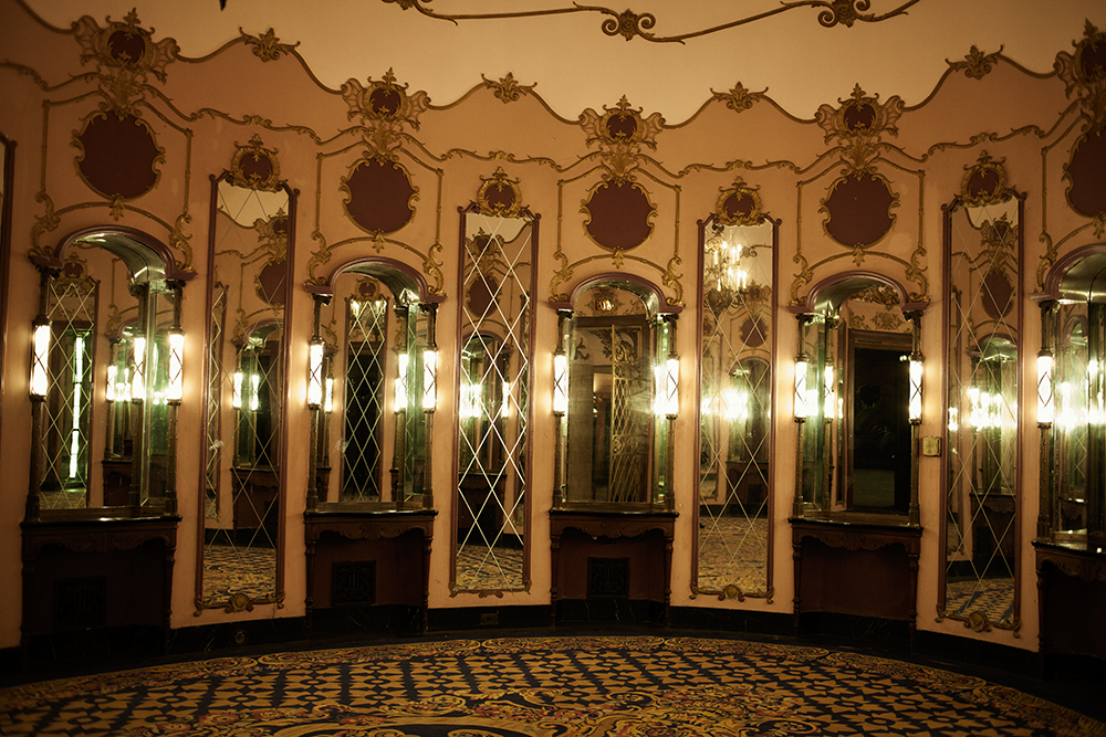 Ladies room inspirés du palais des glaces à Versailles, rose comme un macaron , en pleine dépression en 1930 Charlie Chaplin aida financièrement William Fox pour finir les travaux de ce théâtre génialement grandiose, le Los Angeles theater..