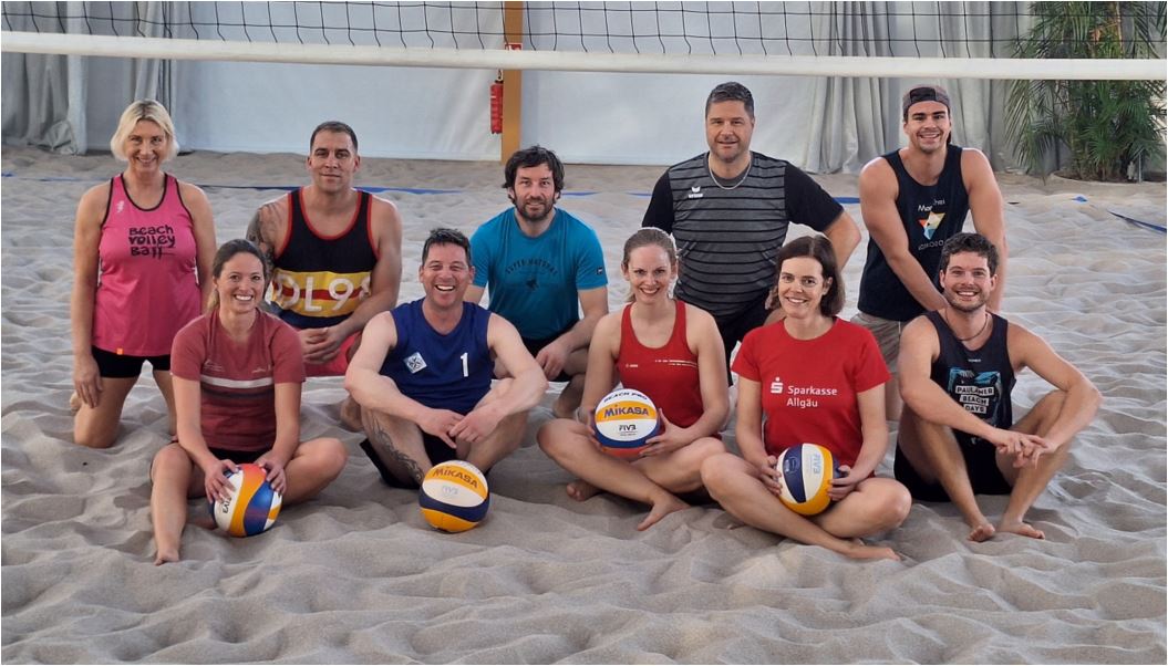 Beach-Volleyball [ˈbiːtʃvɔlibal], der, auch: das < o. Pl. > [engl. Beach volleyball]