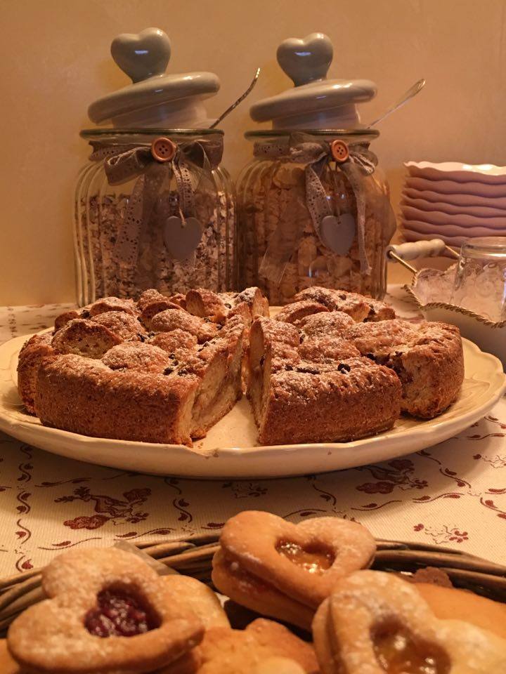 Colazione, torta di ricotta e amaretti, buffet del bed and breakfast Monti del Sole