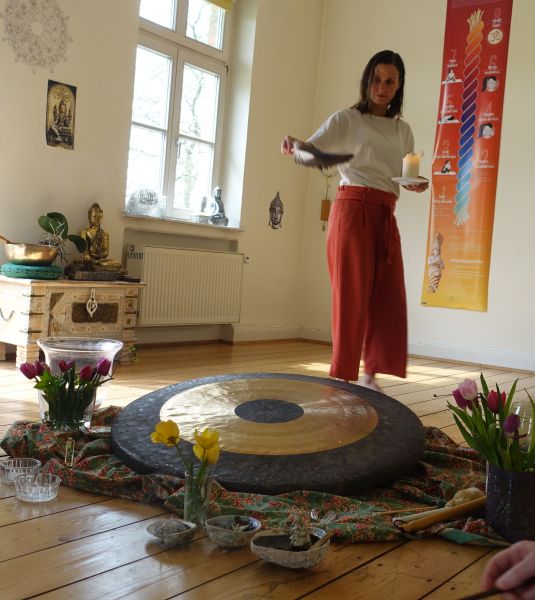 Einweihung des Gongs in das Element Feuer durch Juliane