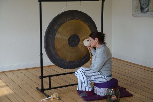 Michaela schlägt den Gong an