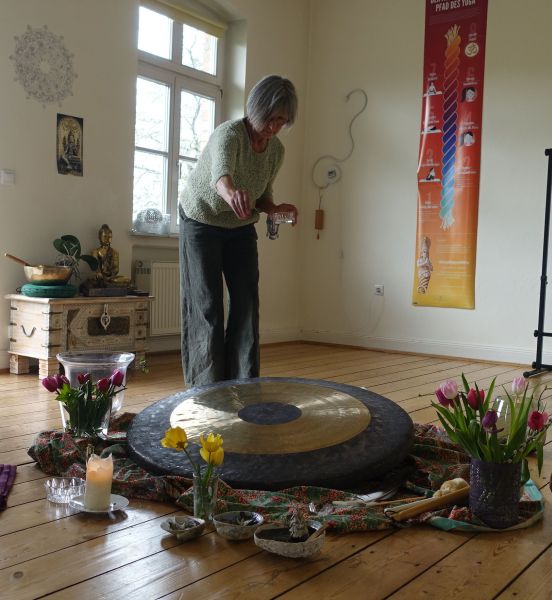 Einweihung des Gongs in das Element Erde durch Christa 