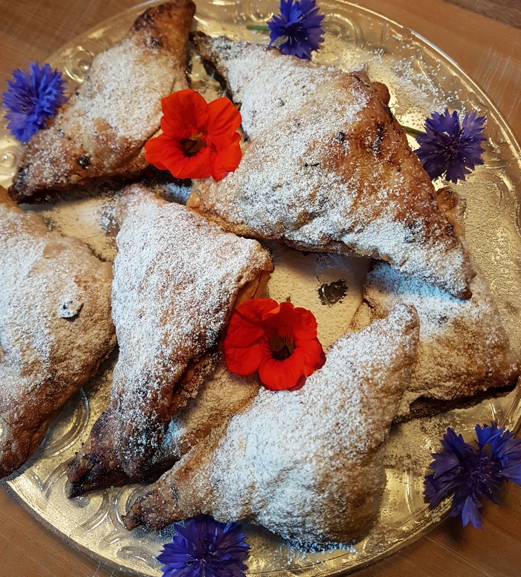 Süsse Frühstücks Samosas mit gebackener Banane