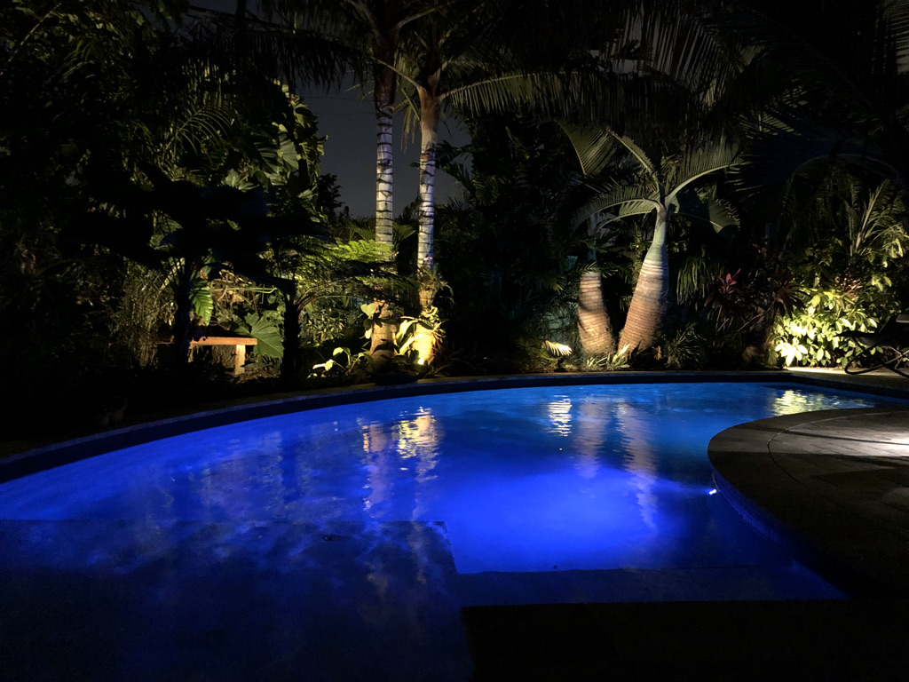 Pool bei Nacht