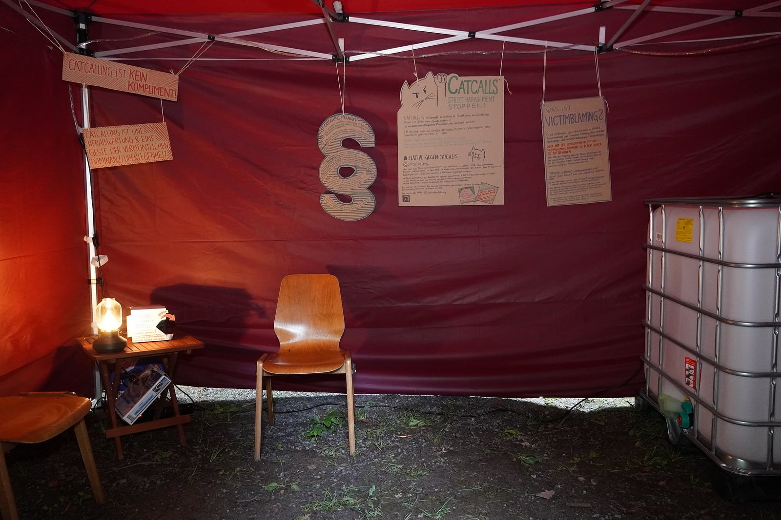 Ausstellung zu Alltagssexismus, Catcalls und Victim Blaming mit Klanginstallation