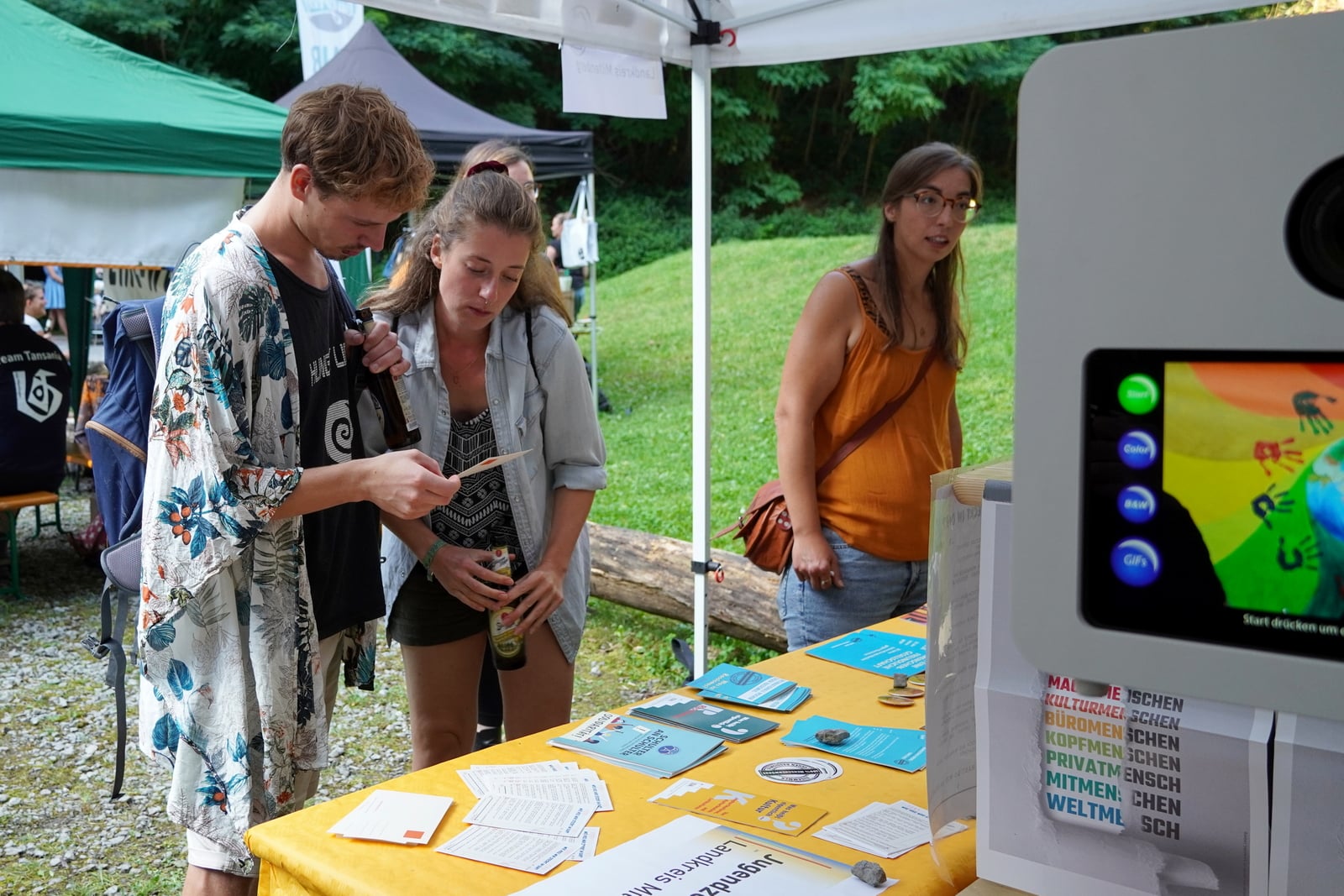 Infostand der Offenen Jugendarbeit im Landkreis Miltenberg mit Fotobox zum Thema Alltagsrassismus