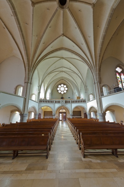Blick vom Altar in Richtung Hauptschiff und Chorempore