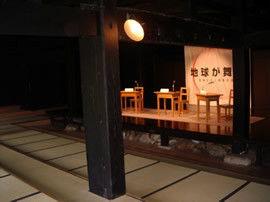 新利賀山房の舞台