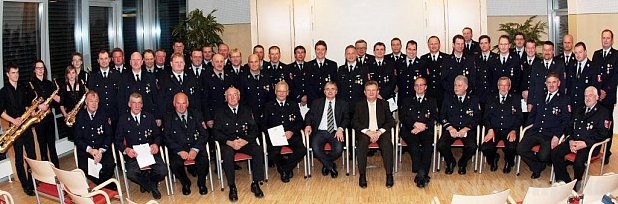 "Sie stehen für das Wir in der Gemeinschaft": Mit diesen Worten zeichnete Landrat Franz Meyer (vorne 5.v.r.) Feuerwehrleute aus Pocking, Hartkirchen, Schönburg, Eggersham und Oberindling im Beisein von Bürgermeister Franz Krah (vorne 6.v.r.) aus. 