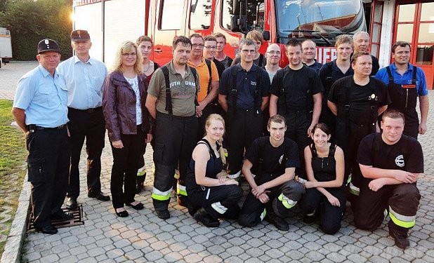 Die erfolgreichen Feuerwehrleute mit (v.l.) den Prüfern Ludwig Hack und Michael Dörner sowie Pockings 3. Bürgermeisterin Rosemarie Freudenstein. − Fotos: red