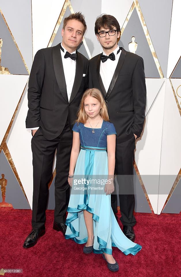 Julia Pointner (vorne) mit einem Kleid von Karin P. Couture am Red Carpet der Oscars 2016 in Hollywood mit Patrick Vollrath und Sebastian Thaler – – hier: The Hollywood Red Carpet.