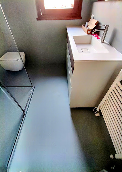 Resinatura pareti bagni ,finiture in resina bagni , piatto doccia in resina , rivestimento resinato bagni in microcemento