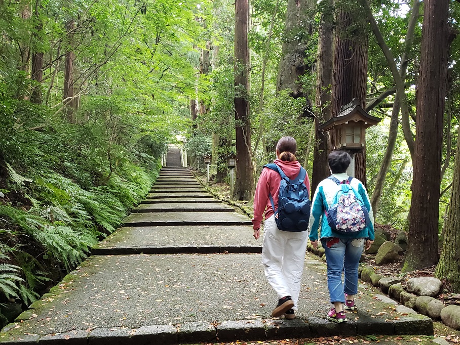白山比咩神社の表参道を歩く母娘