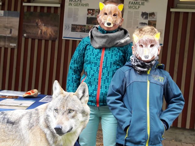 Kinder mit Wolfsmasken (Bild: Clemens Niesner)