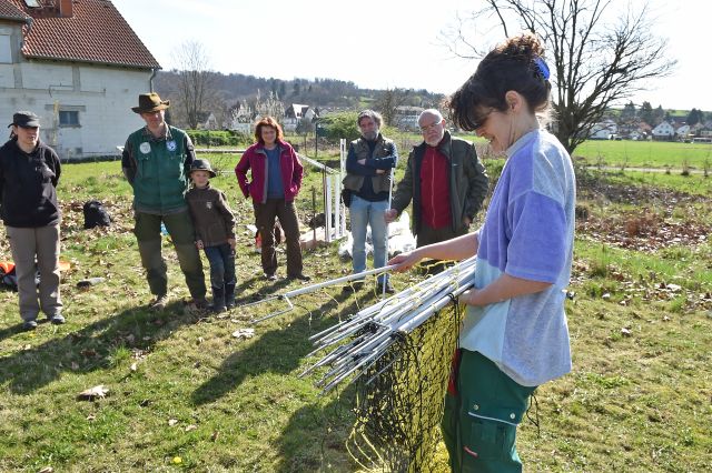 Isa Rössner gibt Tipps zum Aufbau des Zauns. Foto: Brigitte Sommer