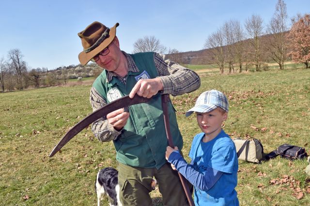 Ein Teilnehmer beim Sense schärfen. Foto: Brigitte Sommer