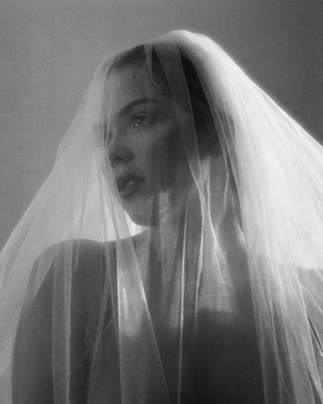 Braut nach der Hochzeit in Berlin Moabit mit Analoger Kamera aufgenommen