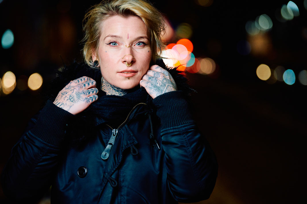 Frau in Berlin Moabit Nachts auf einer Bunt beleuchteten Strasse