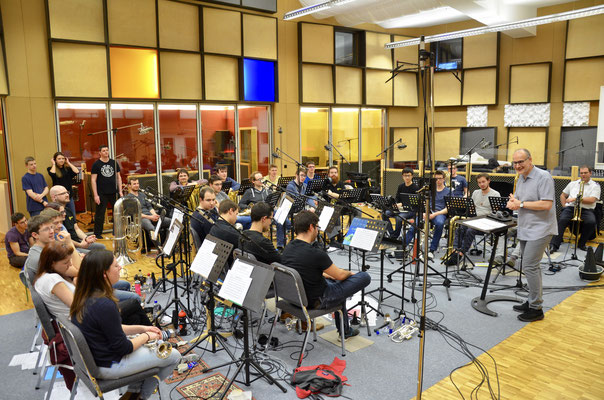 BBO Brass Band Berner Oberland mit Sami Lörtscher, Produzent Peter Schmid von Lucerne Music Edition und Dirigent Corsin Tuor