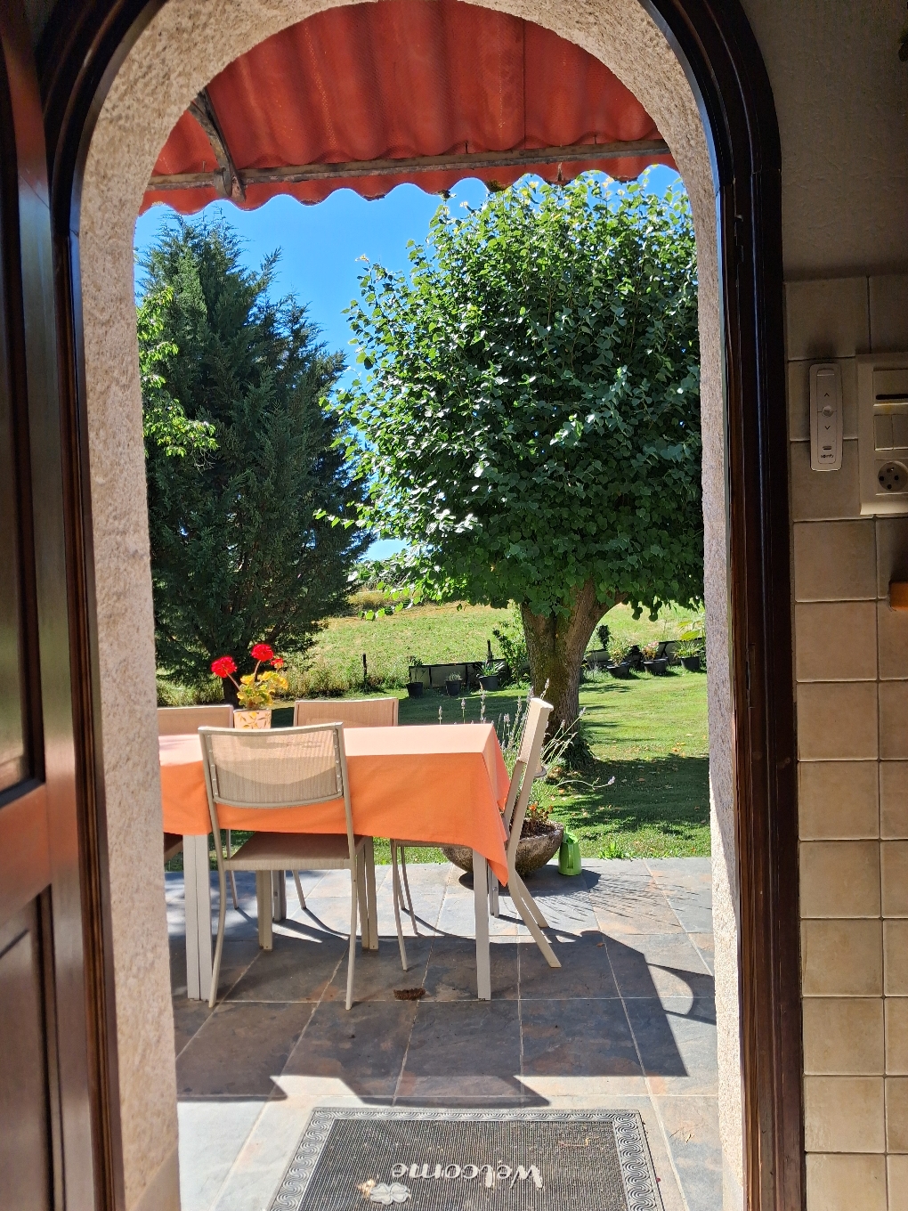 Créer, il y a 20 ans un abris de jardin transformé en gîte: cuisine intégrée, salon, 2 chambres 2 lits 140 cm et 1 lit 90 cm, wc indépendant, salle d'eau. Ce gîte peut acceuillir 5 pers