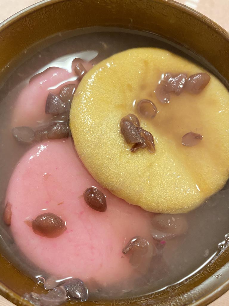 ぜんざいに最中タネを浮かべることで、よりコクが増して美味しくなります。汁を吸ったタネも、とろっとして美味しく頂けます