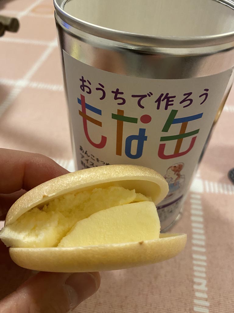 バニラアイスを挟んで、外はパリパリ、中は冷たい!