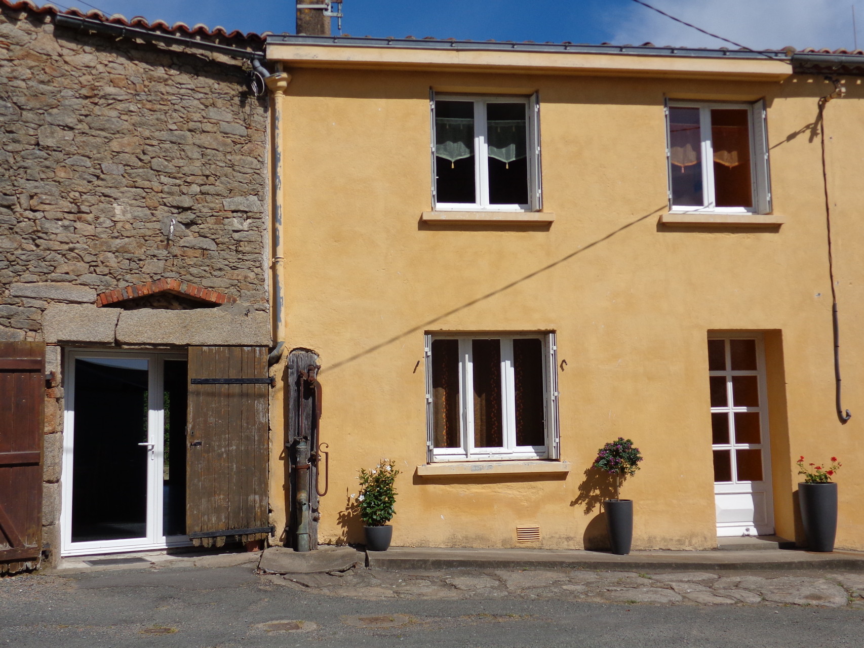 Façade côté cour du village