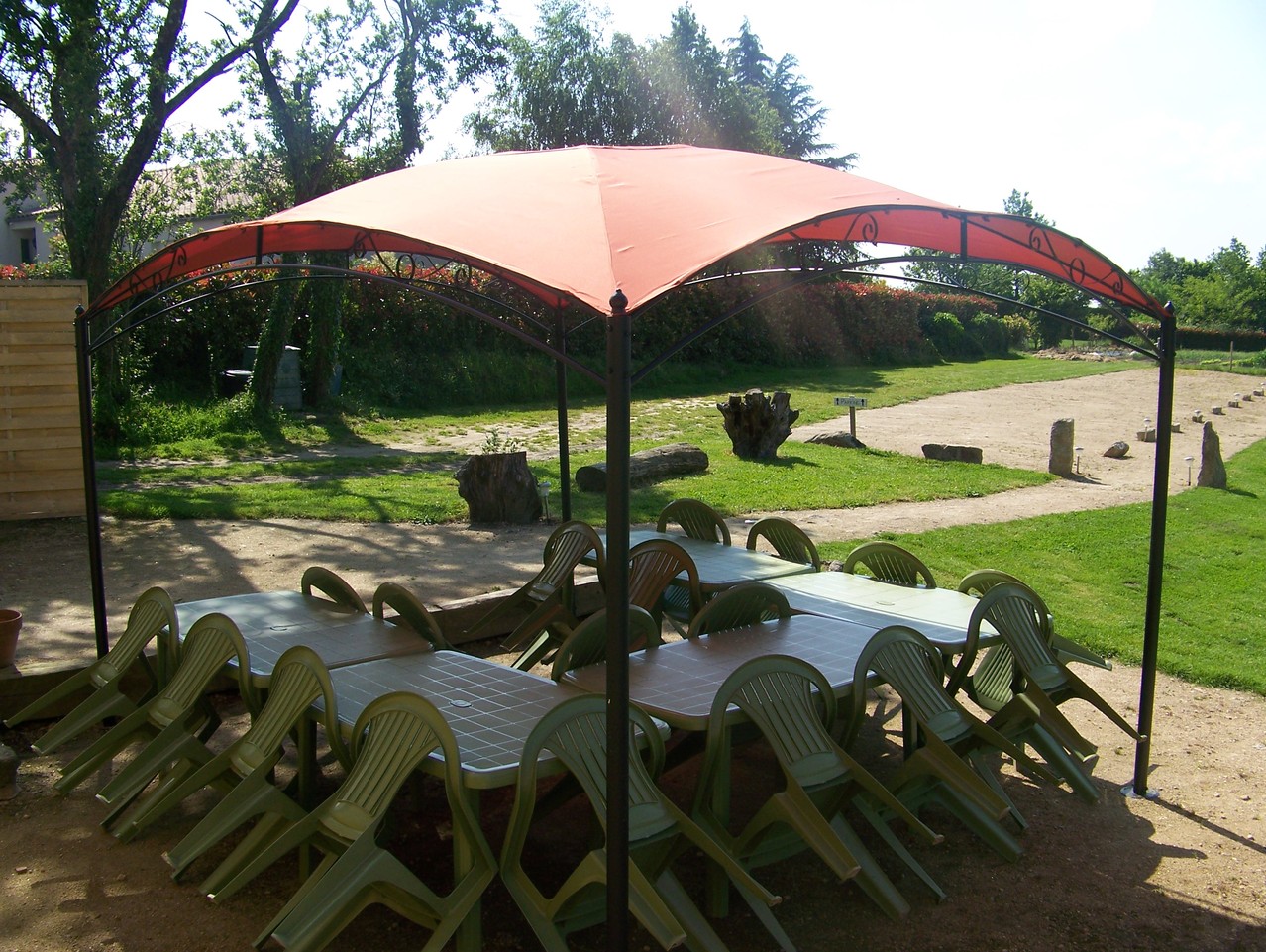 Salon de jardin avec vue sur le parking